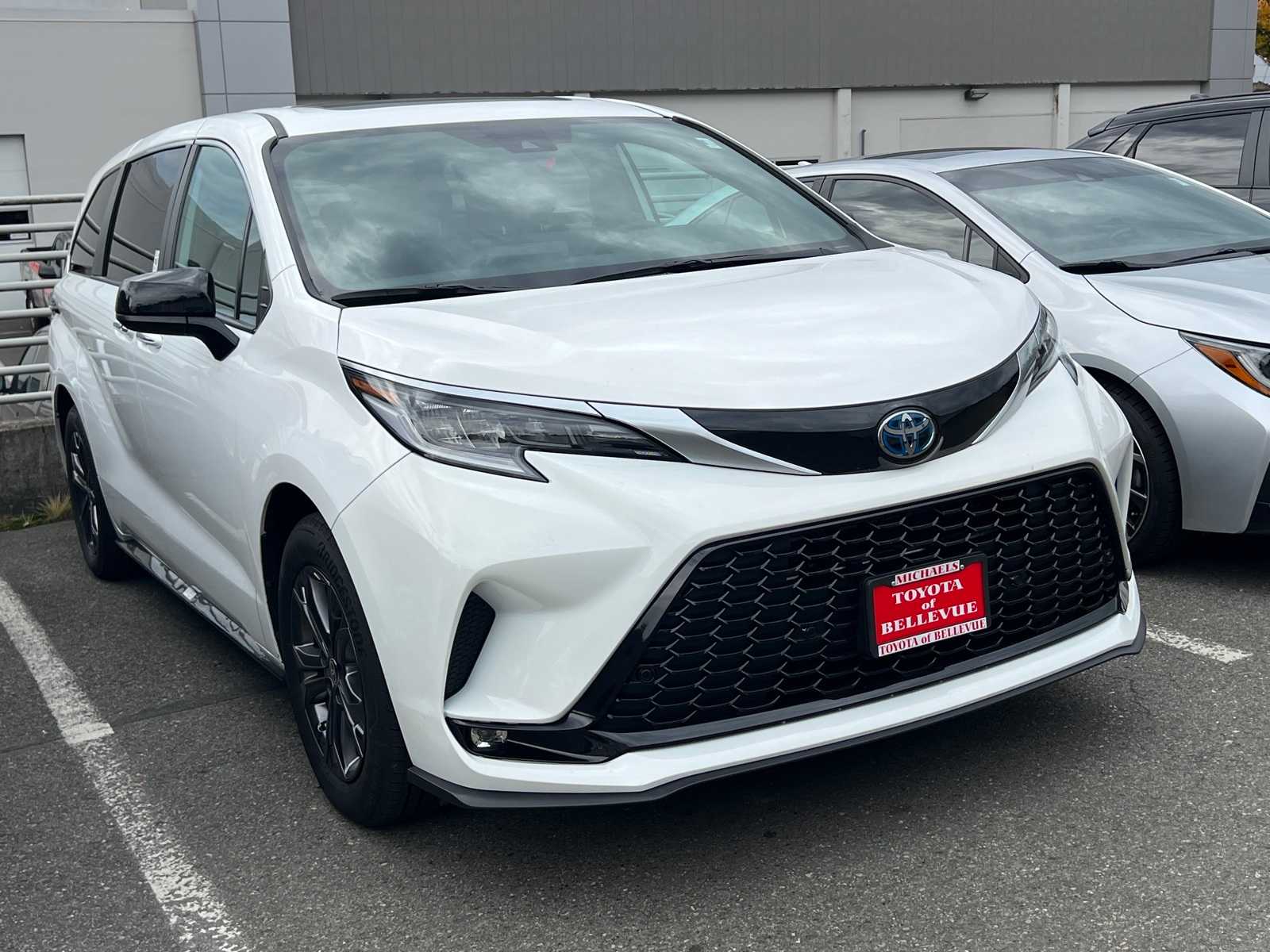 Thumbnail: 2024 Toyota Sienna - 3