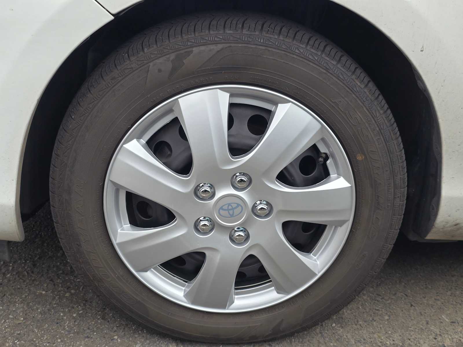 Thumbnail: 2015 Toyota Prius c - 4