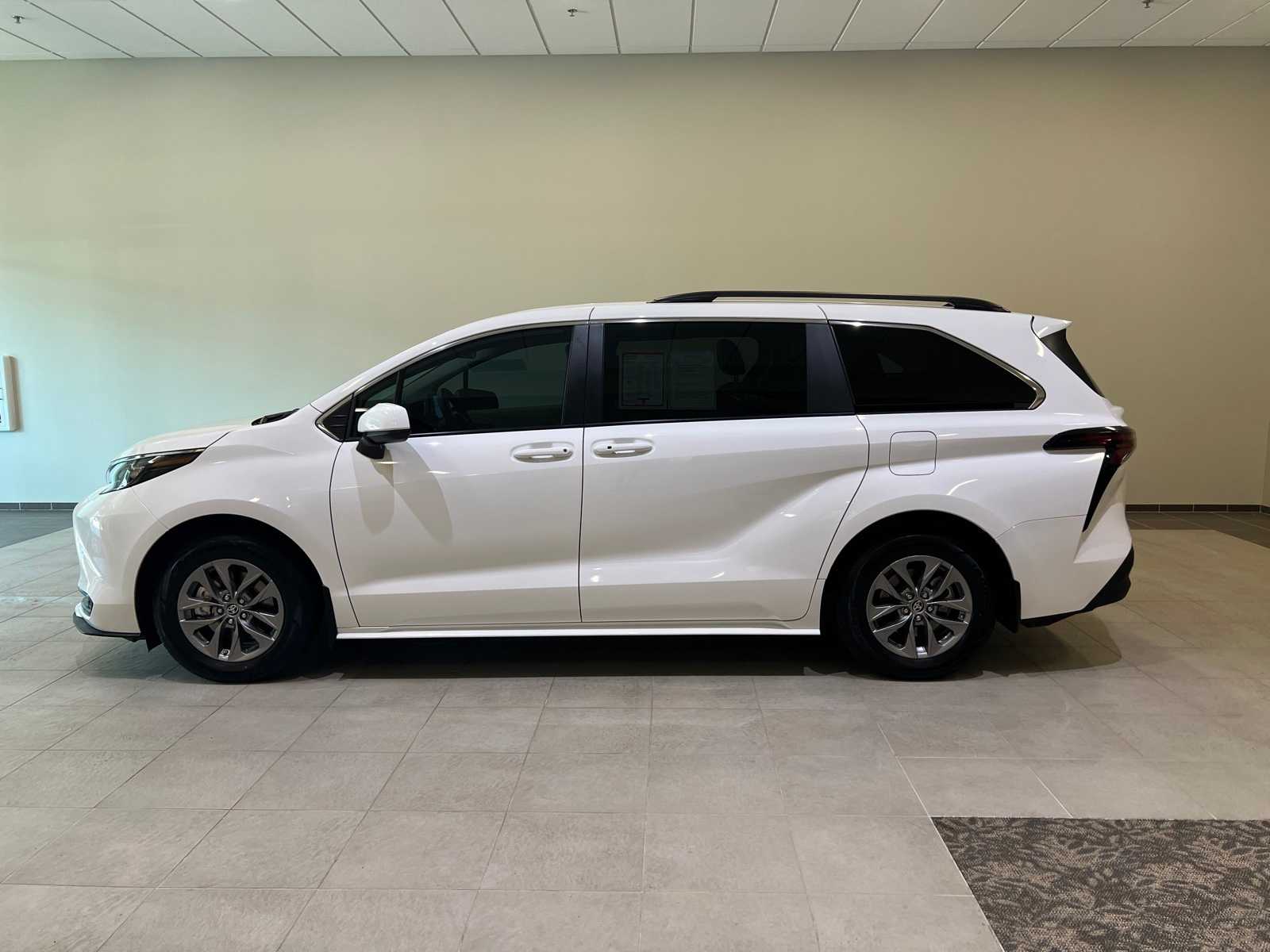 Thumbnail: 2024 Toyota Sienna - 3