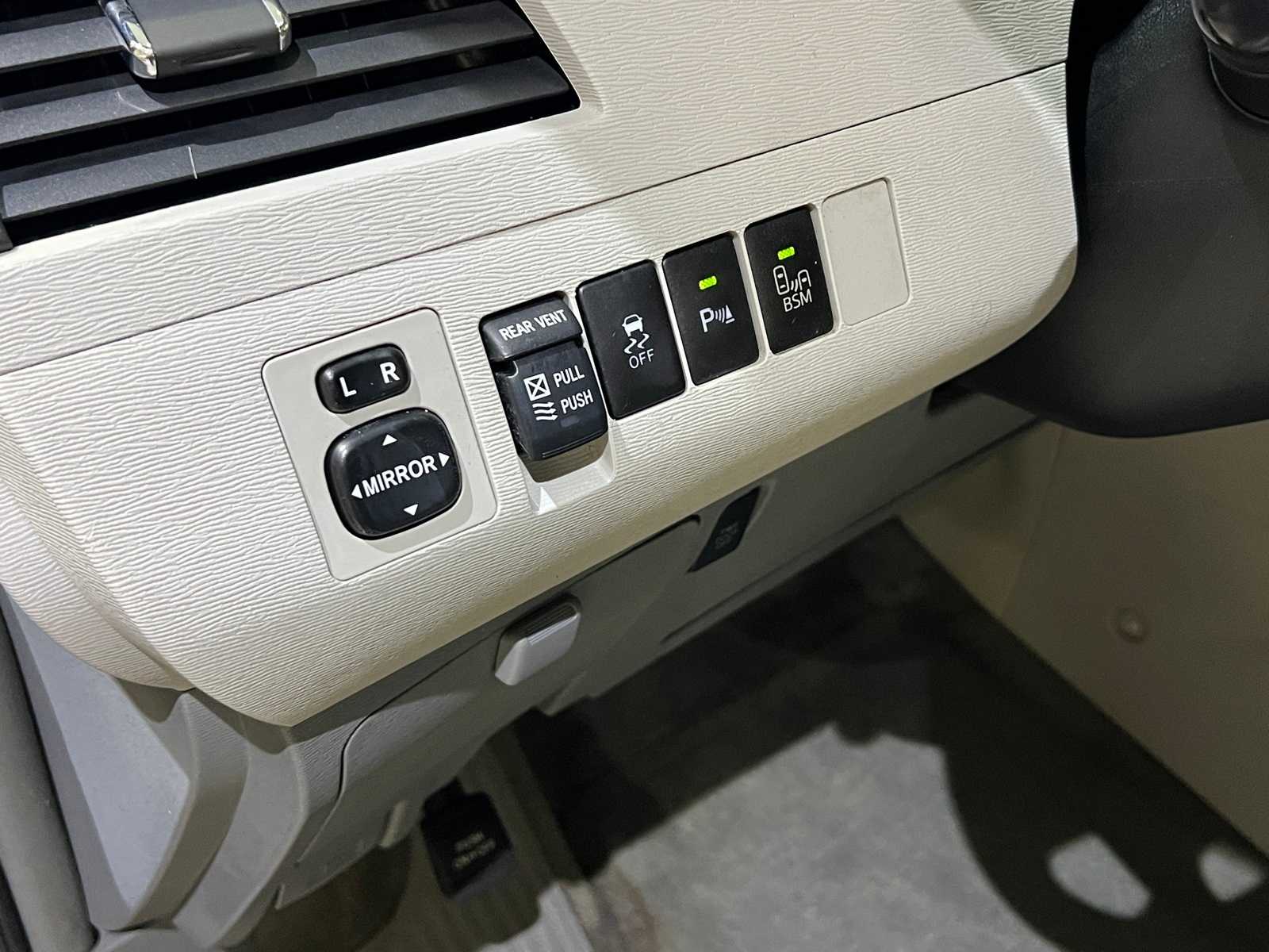 Thumbnail: 2014 Toyota Sienna - 16