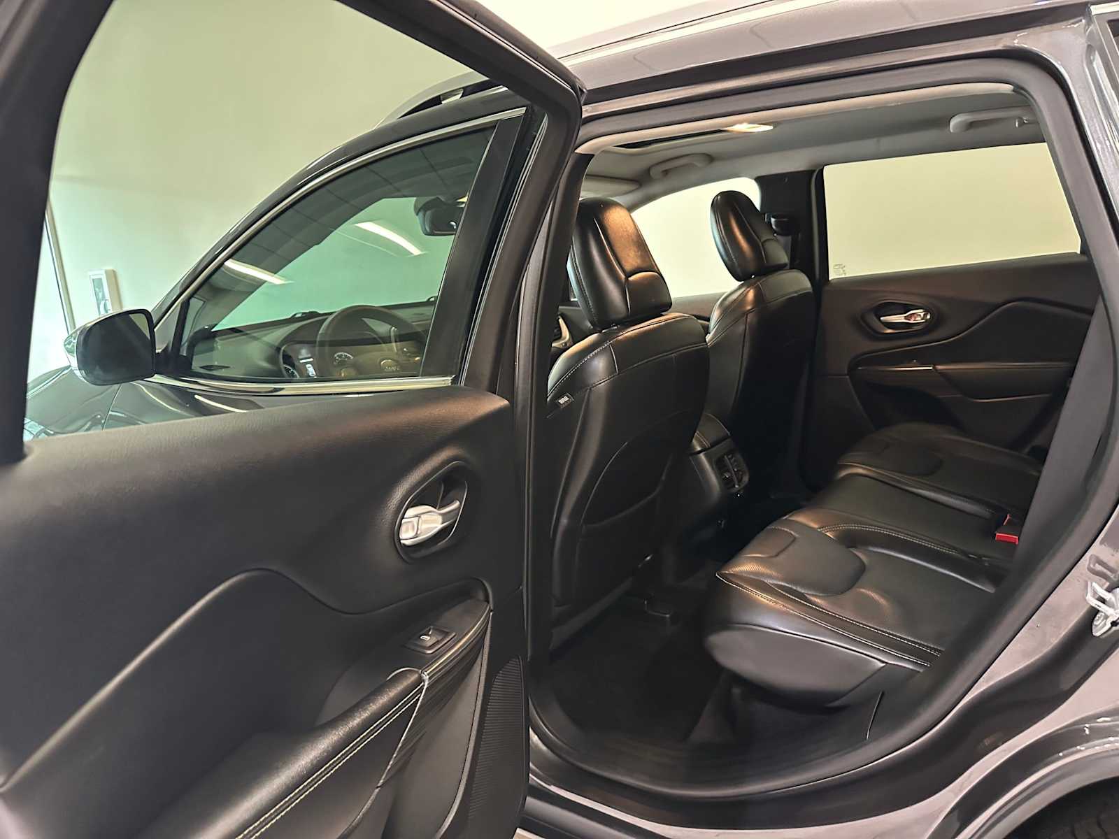 Thumbnail: 2015 Jeep Cherokee - 25