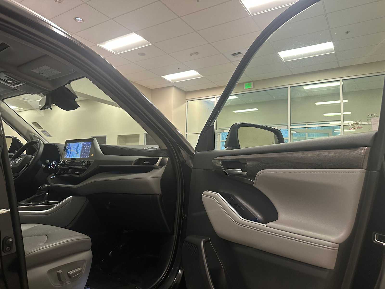 Thumbnail: 2020 Toyota Highlander - 33