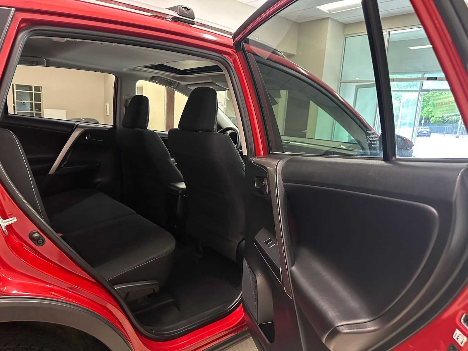 Thumbnail: 2017 Toyota RAV4 - 27