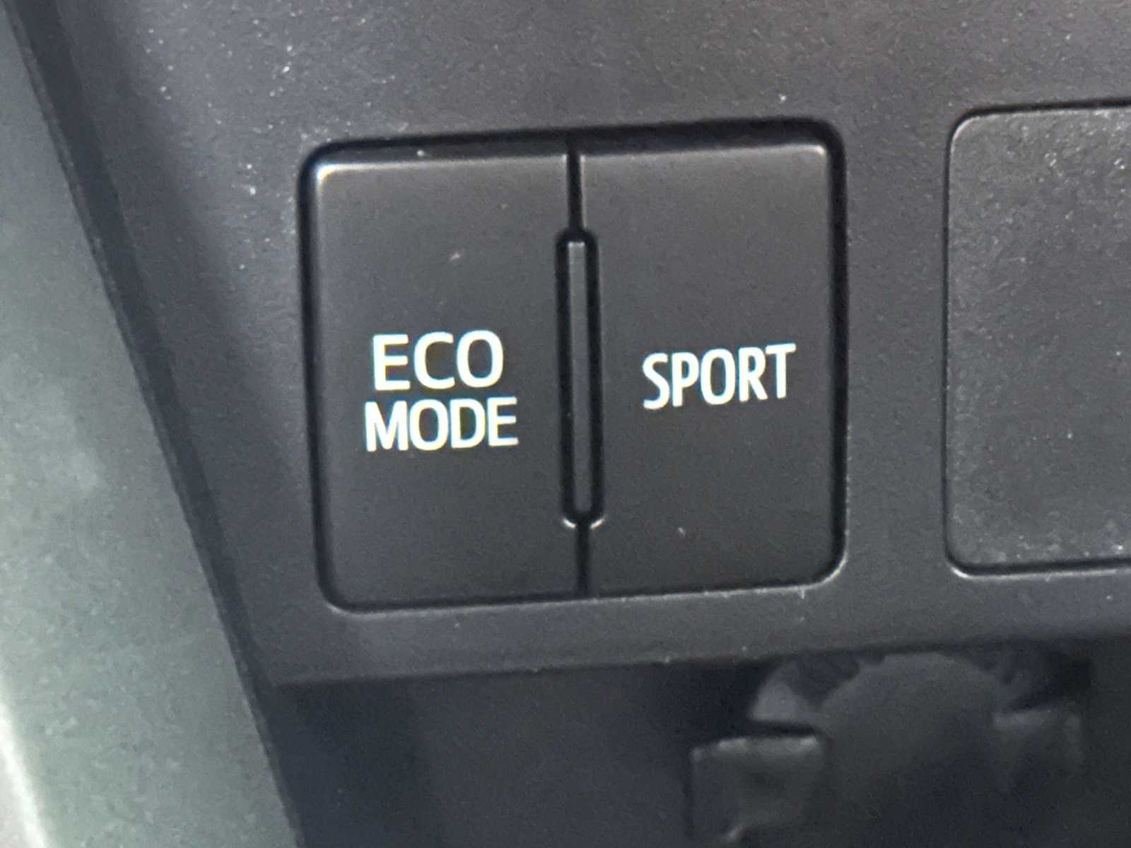 Thumbnail: 2016 Toyota RAV4 - 15