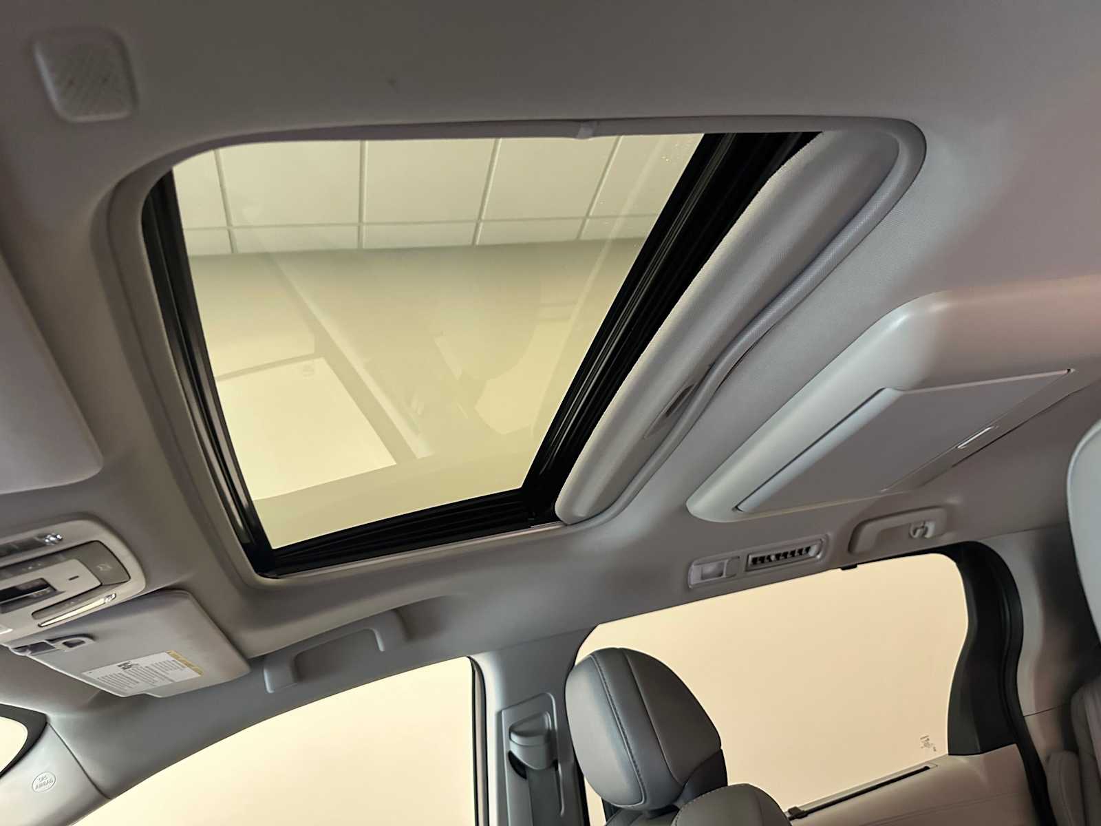 Thumbnail: 2021 Toyota Sienna - 22