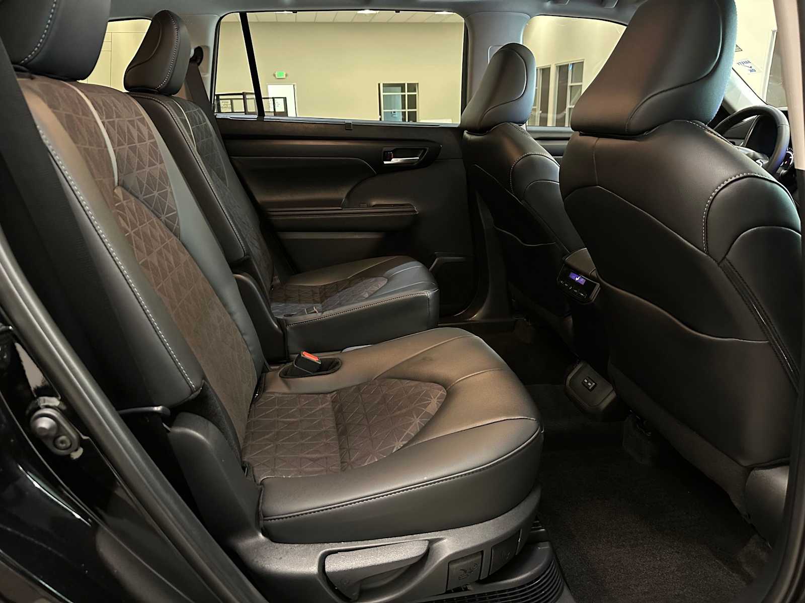 Thumbnail: 2024 Toyota Highlander - 25