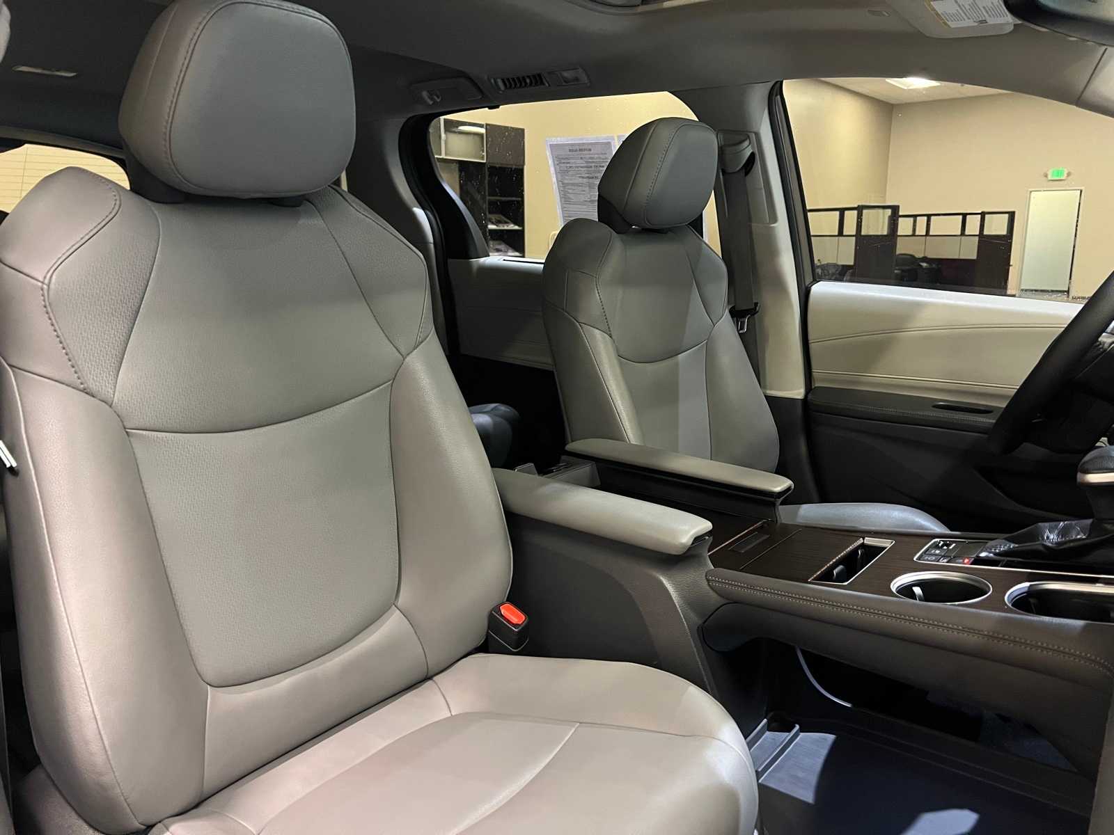 Thumbnail: 2021 Toyota Sienna - 14