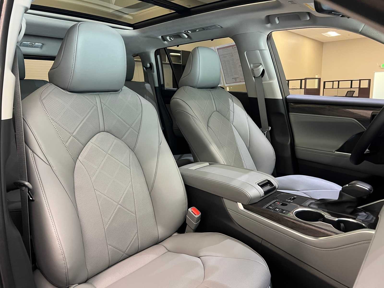 Thumbnail: 2025 Toyota Highlander - 14