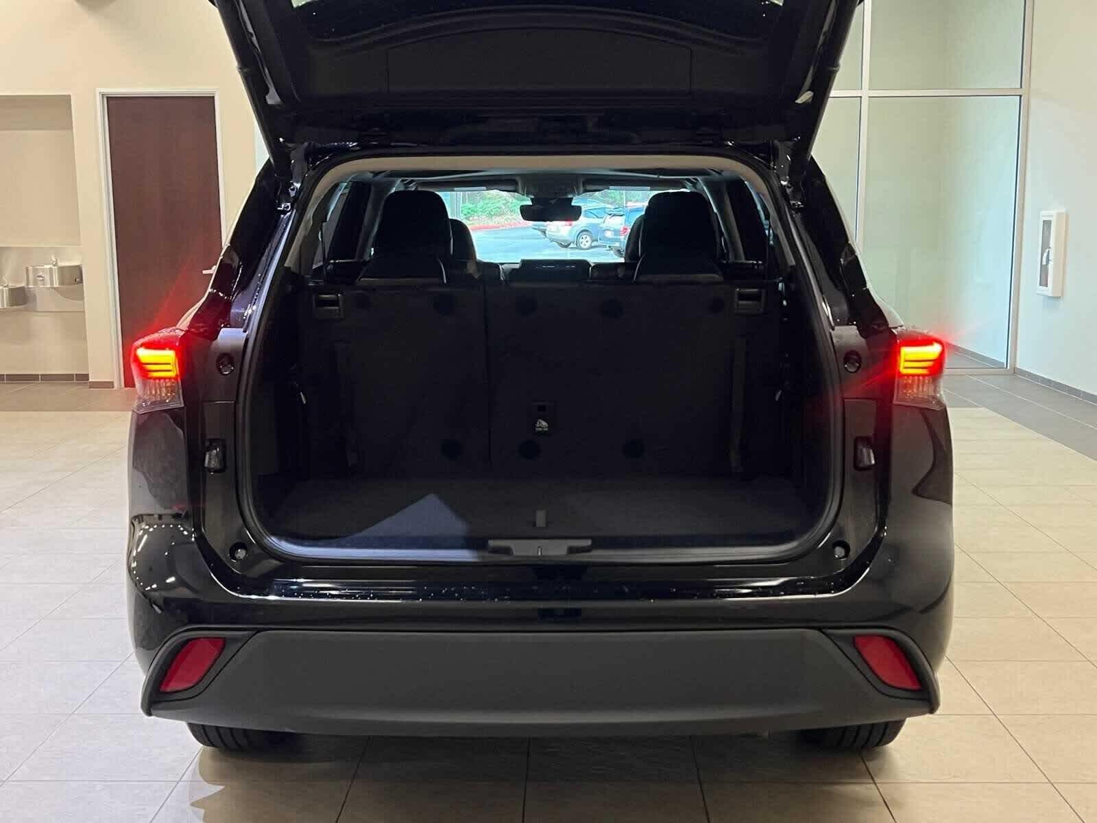 Thumbnail: 2023 Toyota Highlander - 31