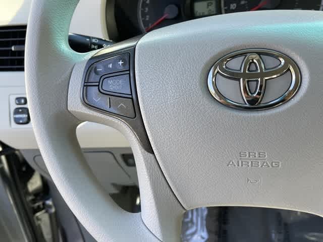 2011 Toyota Sienna LE 21