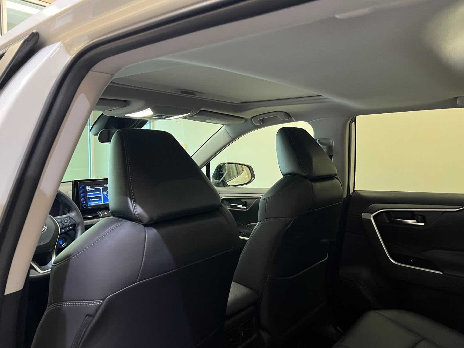 Thumbnail: 2022 Toyota RAV4 - 14