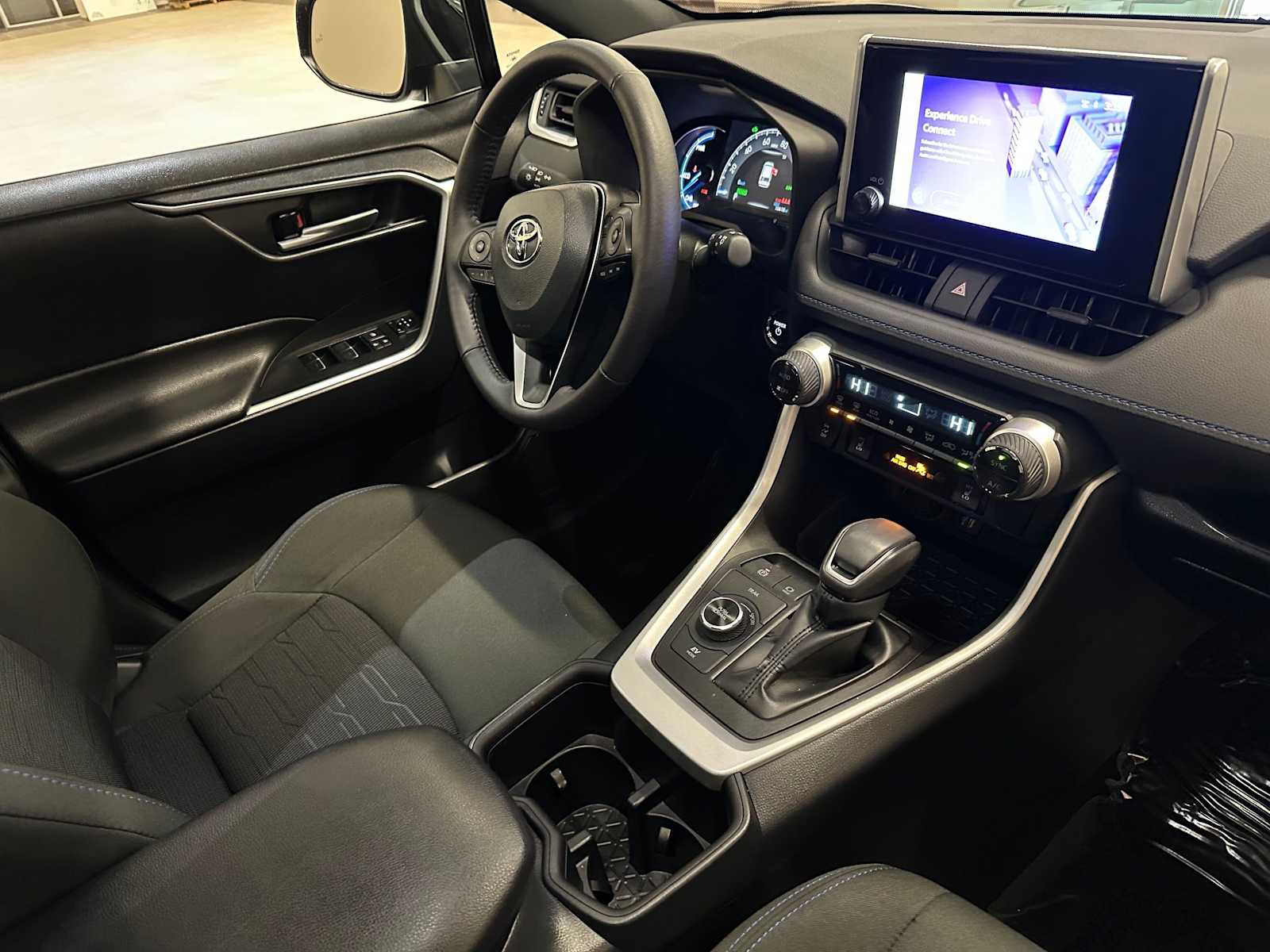 Thumbnail: 2025 Toyota RAV4 - 31