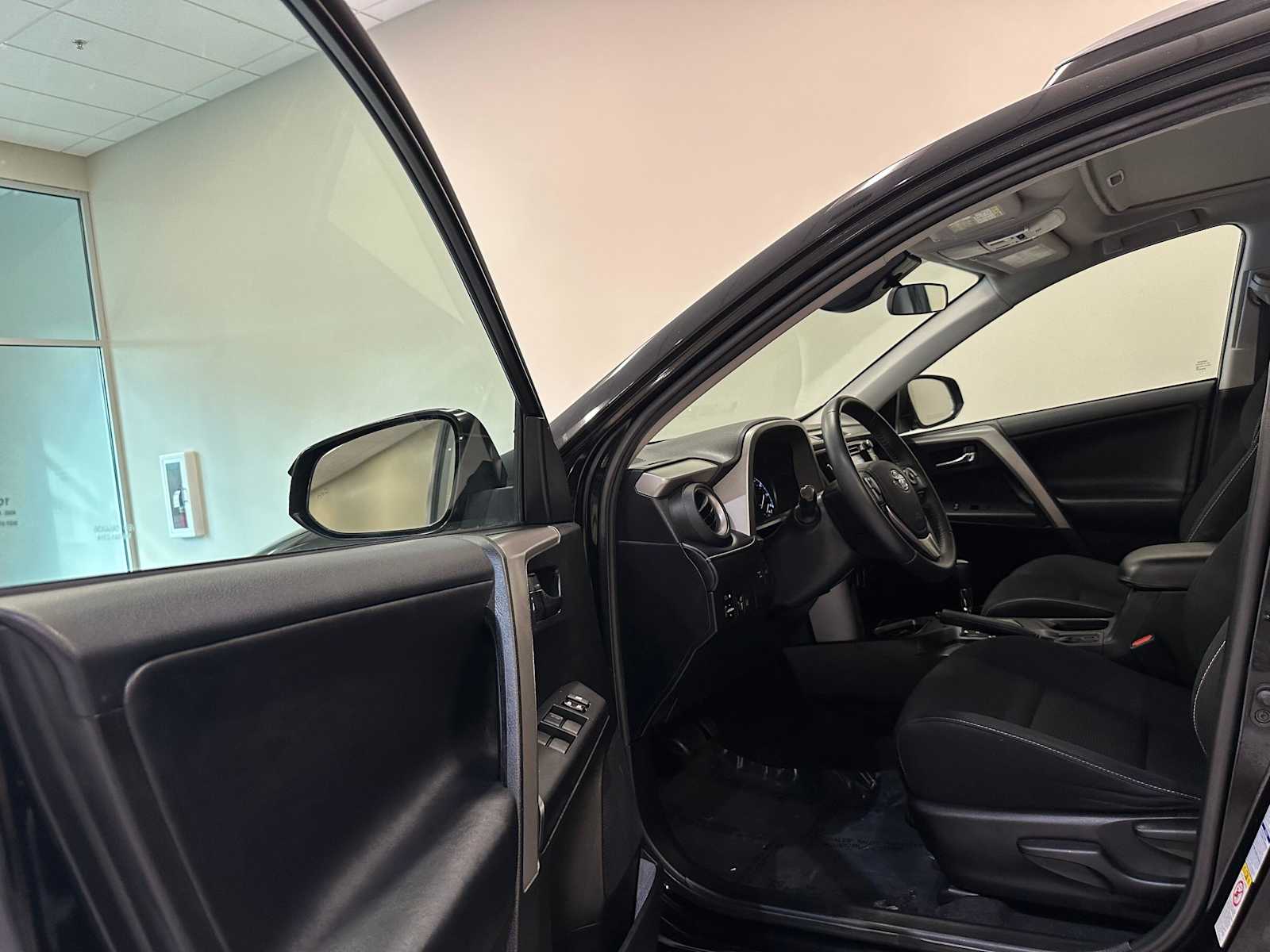 Thumbnail: 2017 Toyota RAV4 - 21