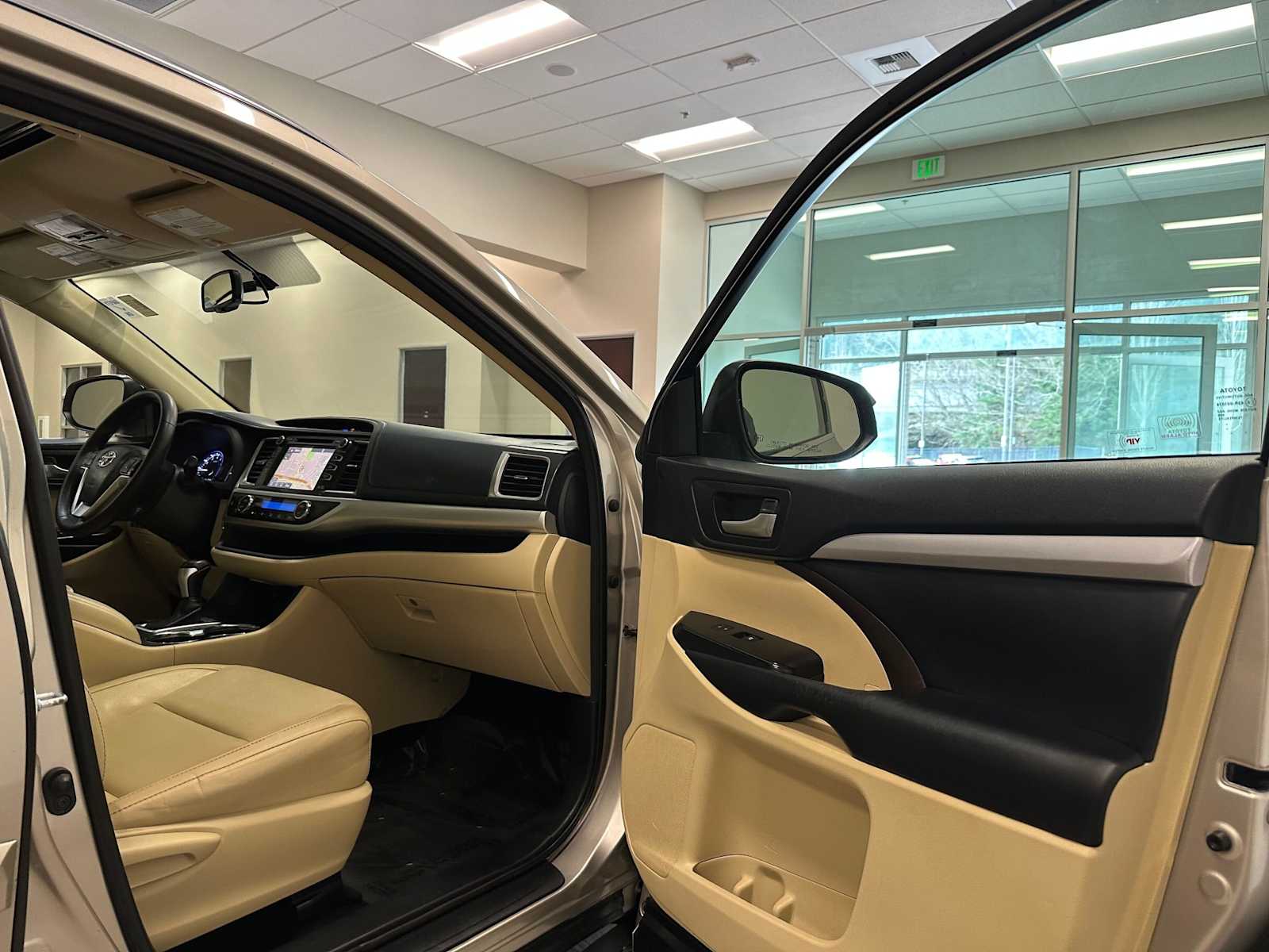 Thumbnail: 2015 Toyota Highlander - 32