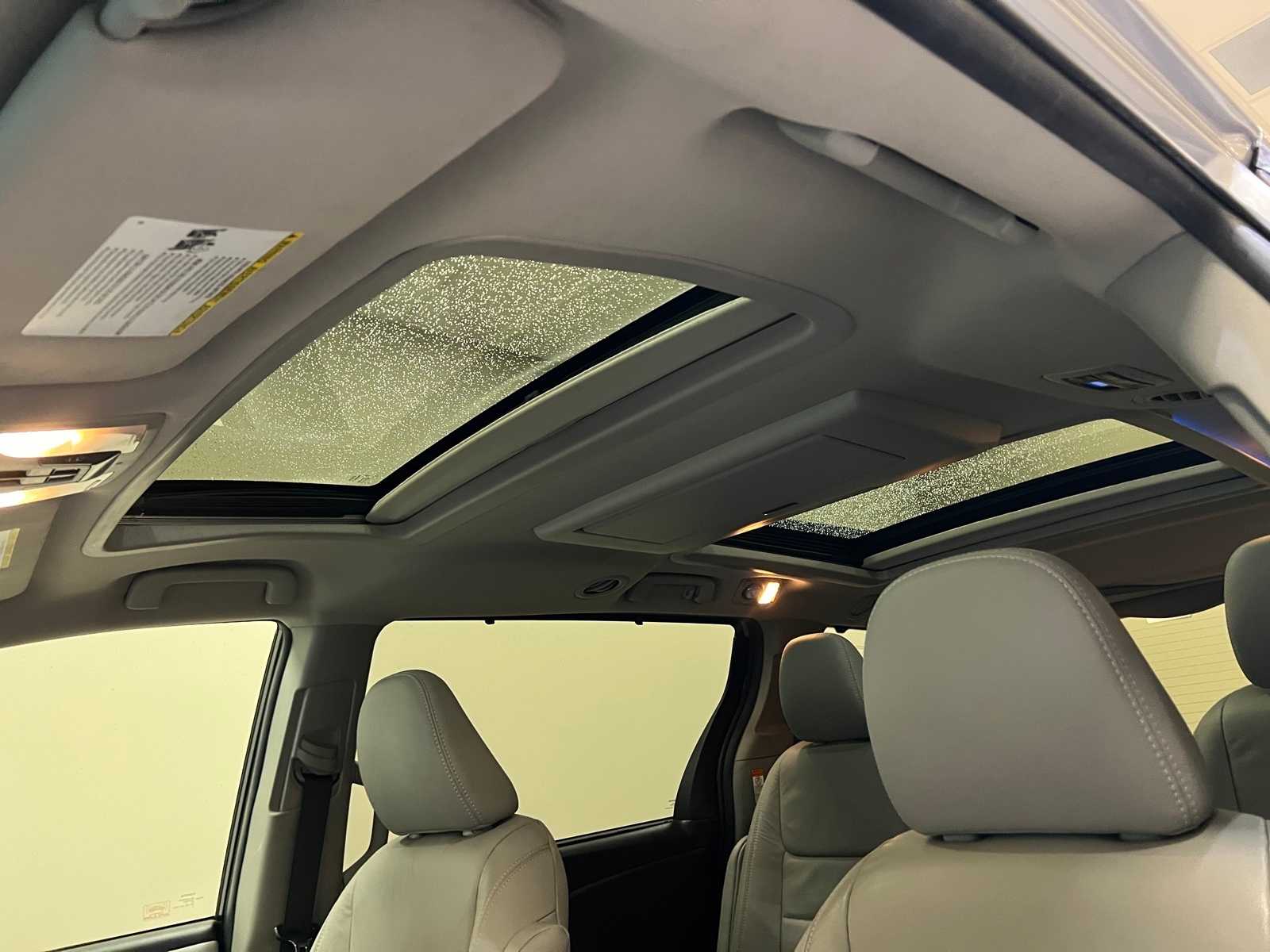 Thumbnail: 2017 Toyota Sienna - 17