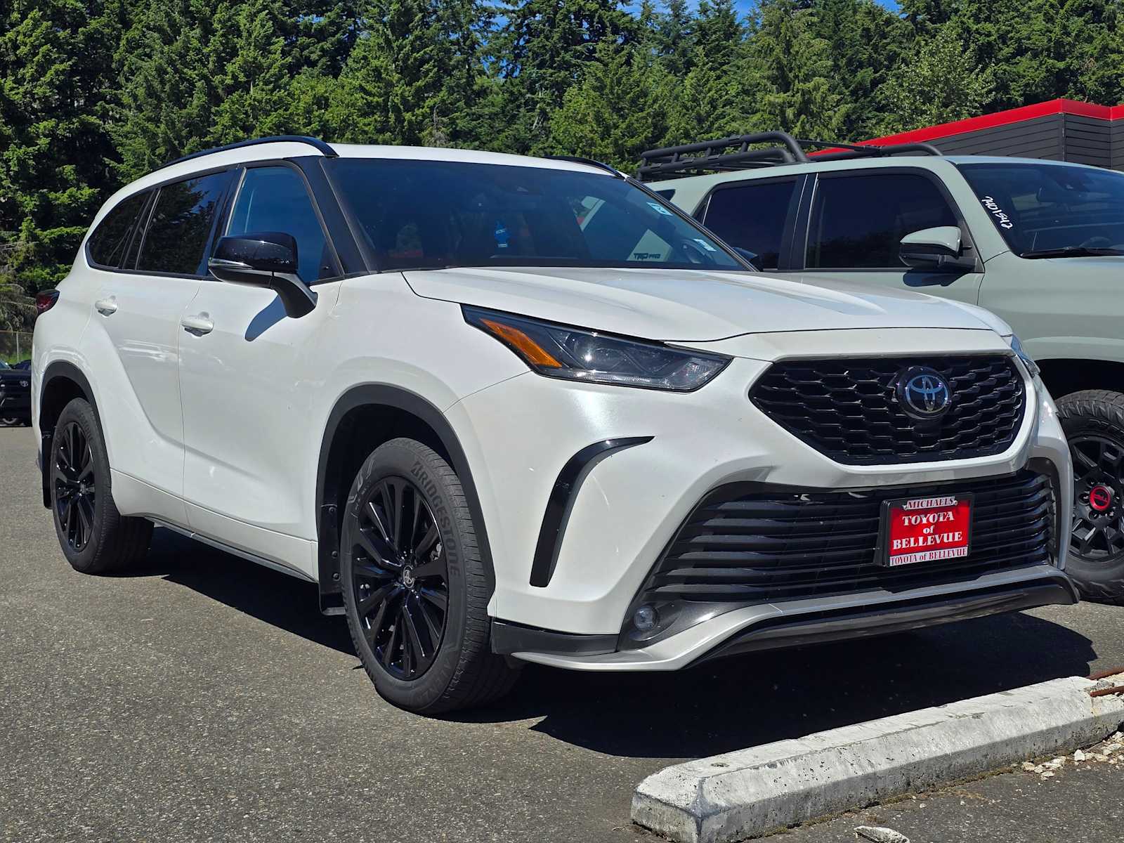 Thumbnail: 2023 Toyota Highlander - 3