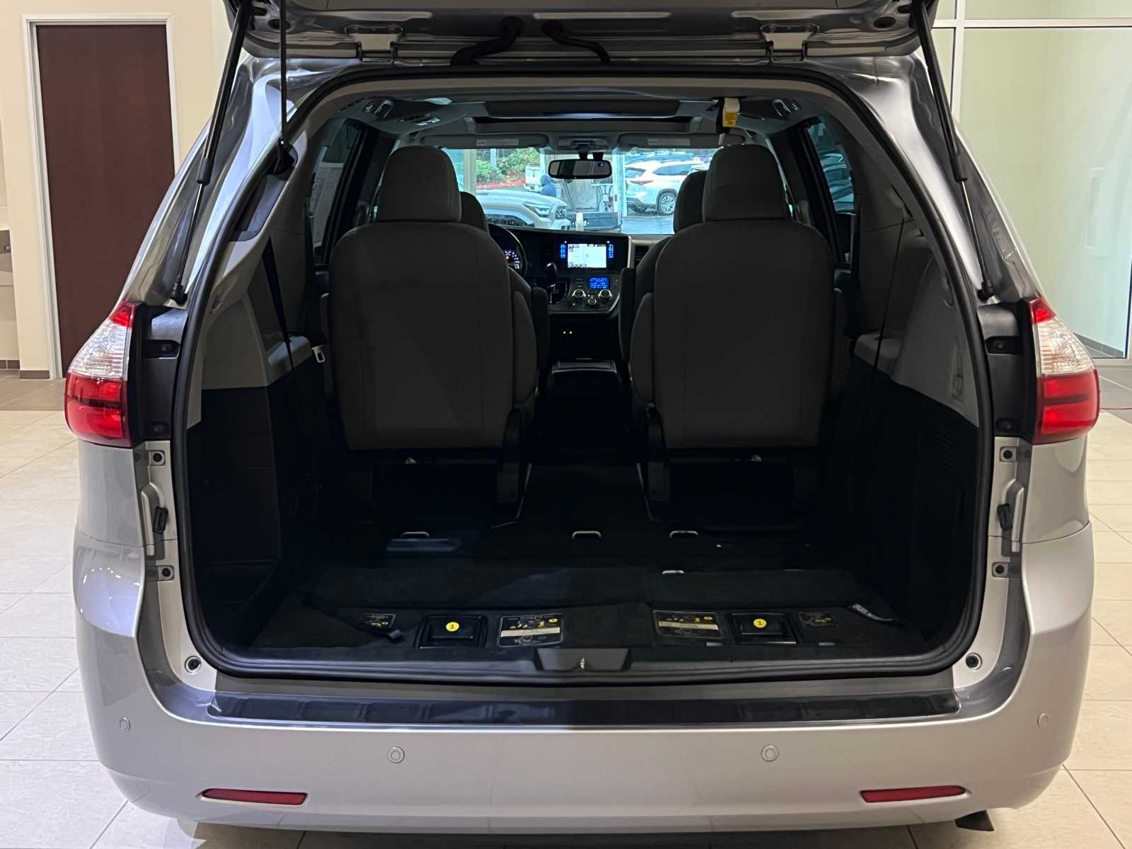 Thumbnail: 2017 Toyota Sienna - 29