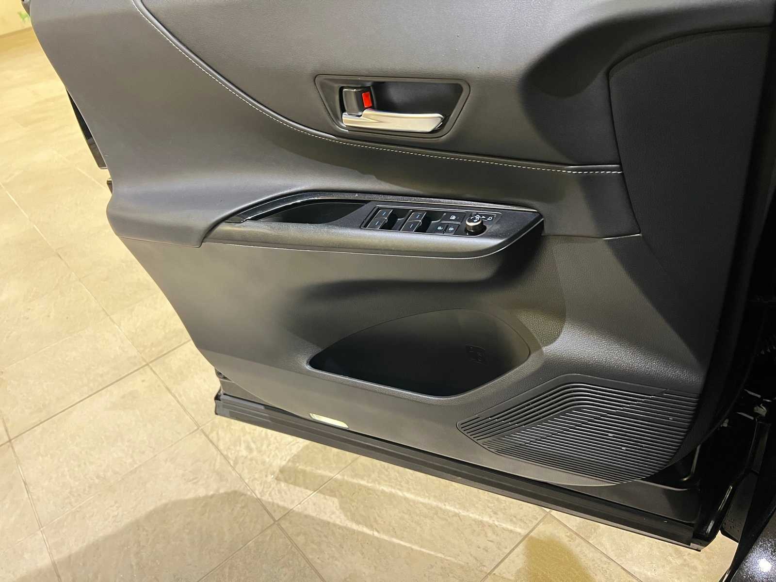 Thumbnail: 2022 Toyota Venza - 17