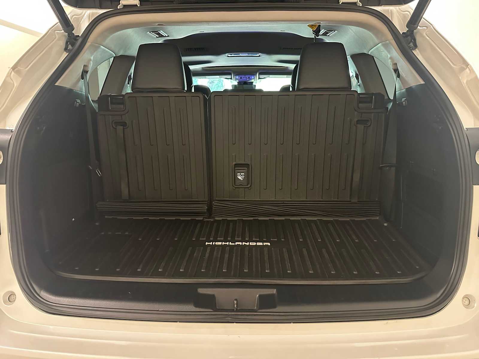 Thumbnail: 2023 Toyota Highlander - 32