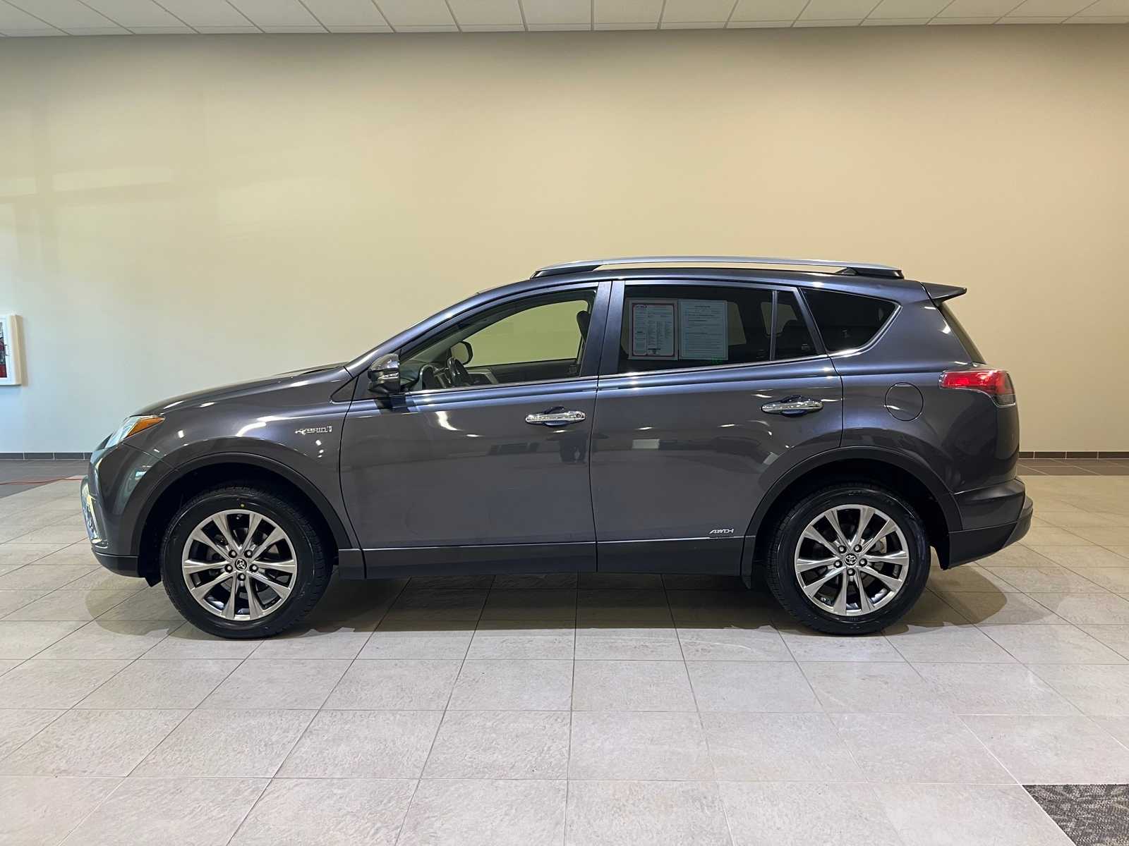 Thumbnail: 2018 Toyota RAV4 - 3