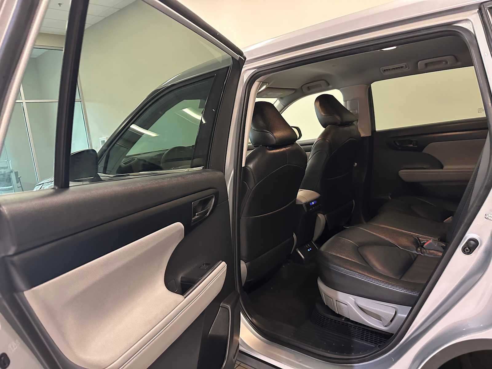 Thumbnail: 2022 Toyota Highlander - 23