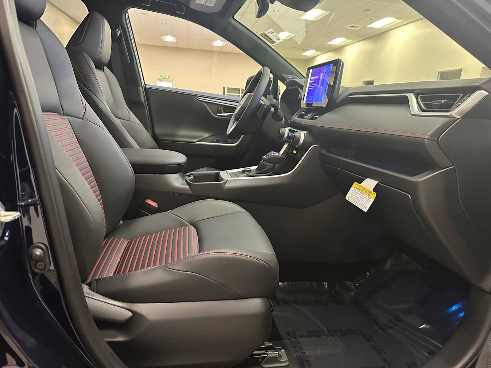 Thumbnail: 2025 Toyota RAV4 - 28