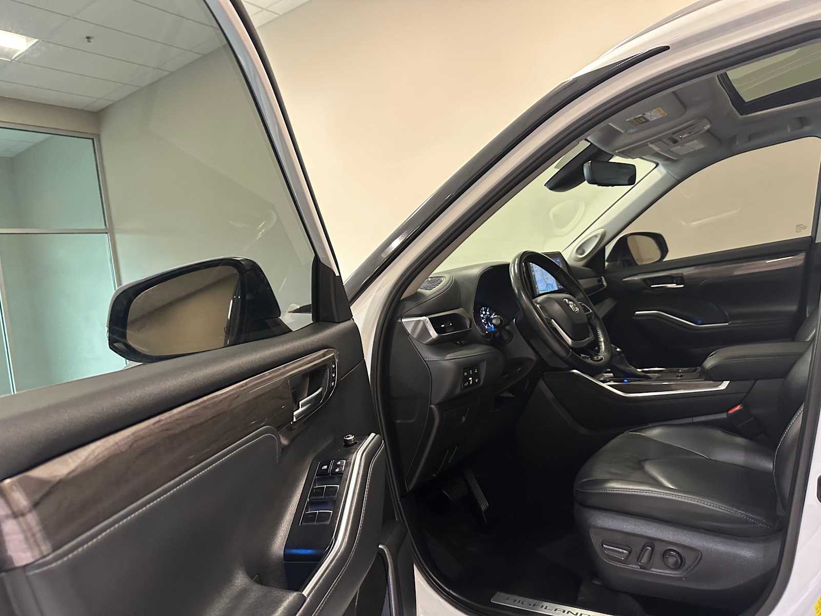 Thumbnail: 2022 Toyota Highlander - 22