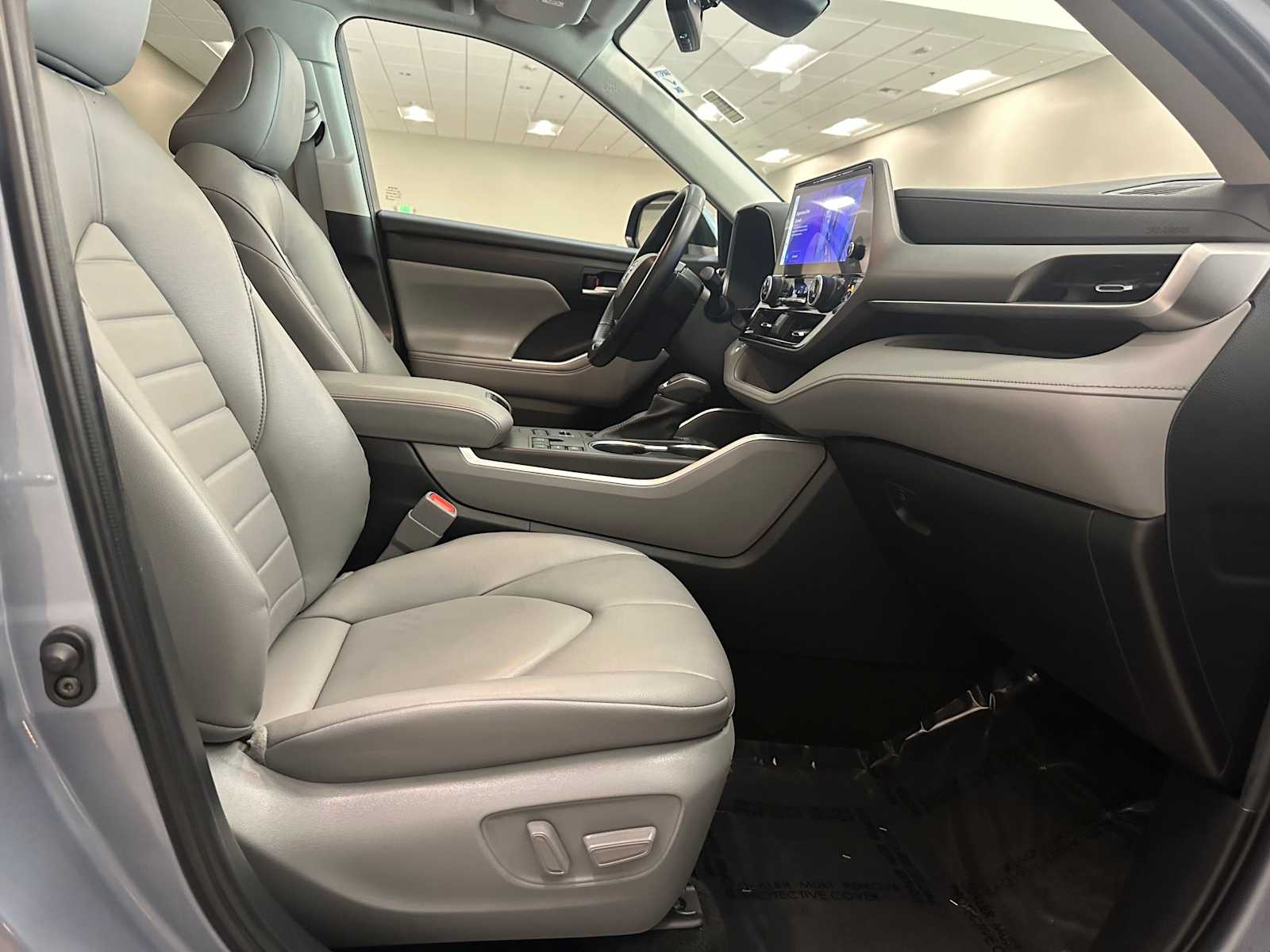 Thumbnail: 2023 Toyota Highlander - 28