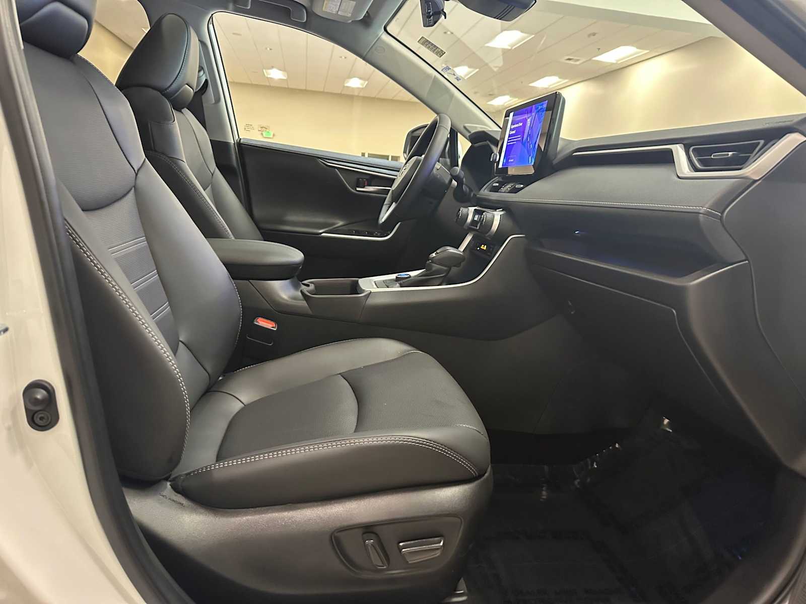 Thumbnail: 2025 Toyota RAV4 - 27