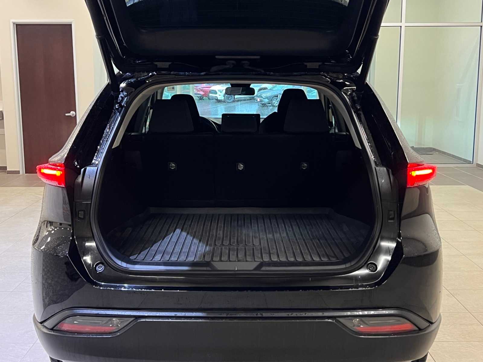 Thumbnail: 2022 Toyota Venza - 27