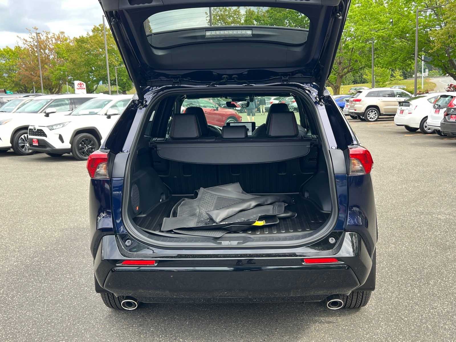 2025 Toyota RAV4 XSE 29
