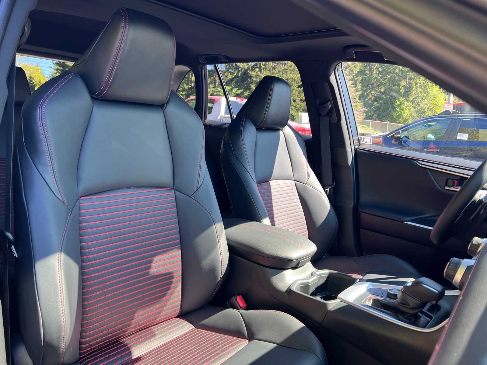 2025 Toyota RAV4 XSE 14