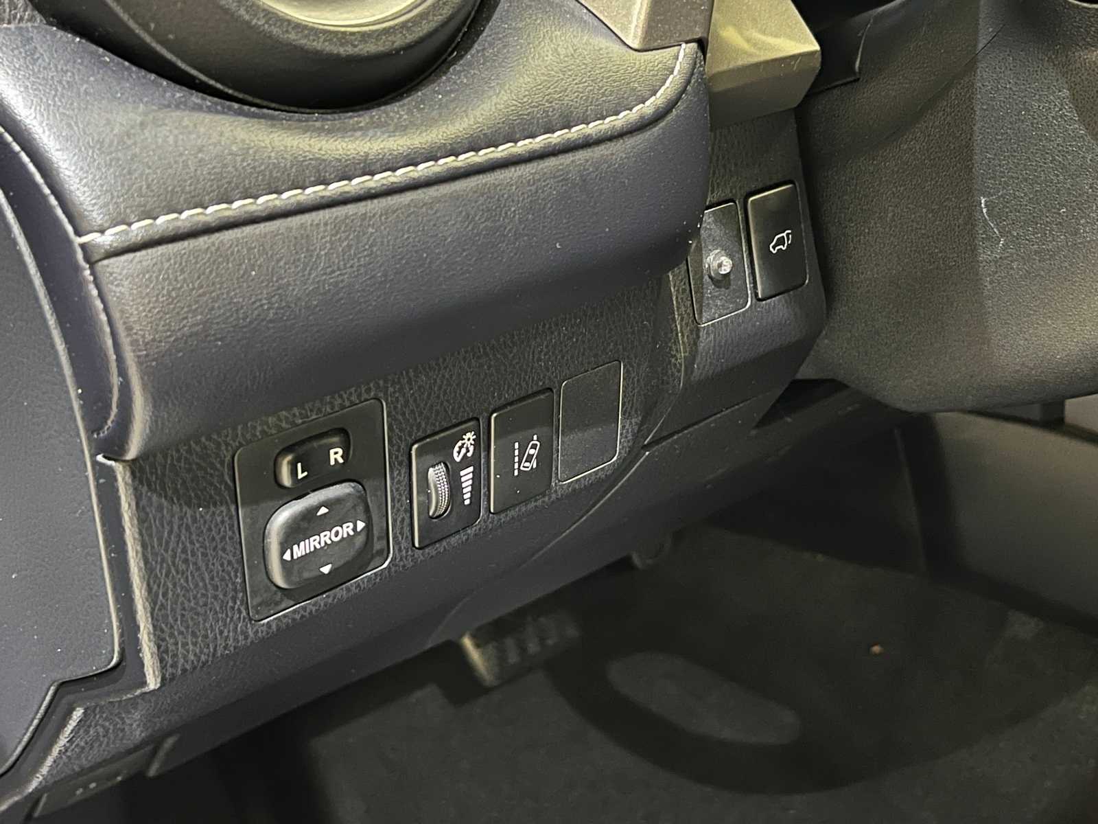 Thumbnail: 2018 Toyota RAV4 - 16