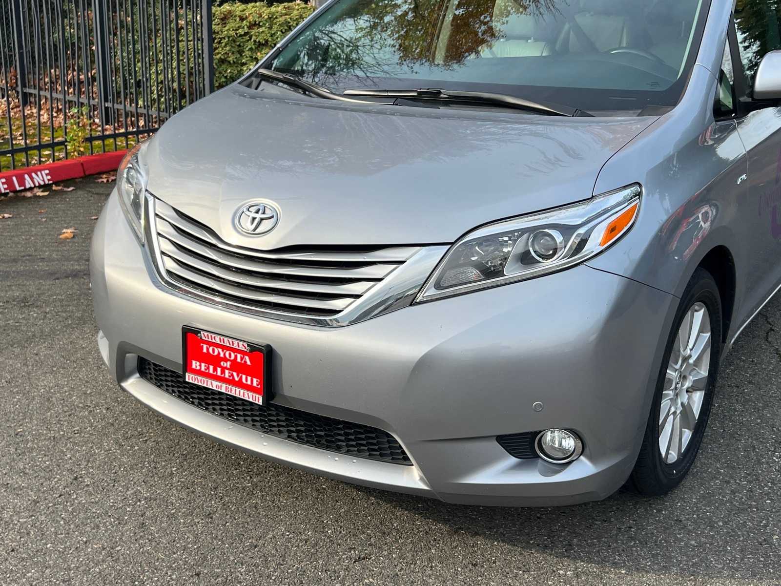 Thumbnail: 2017 Toyota Sienna - 2