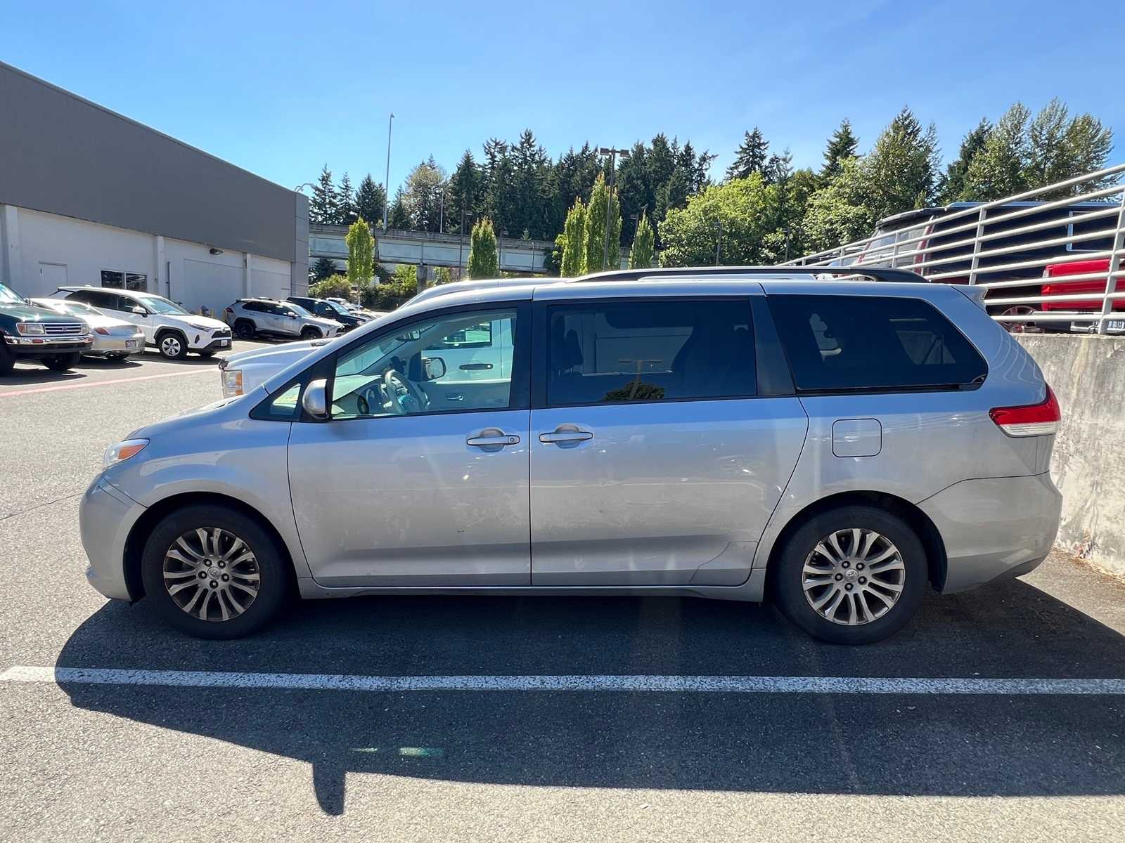 Thumbnail: 2012 Toyota Sienna - 5