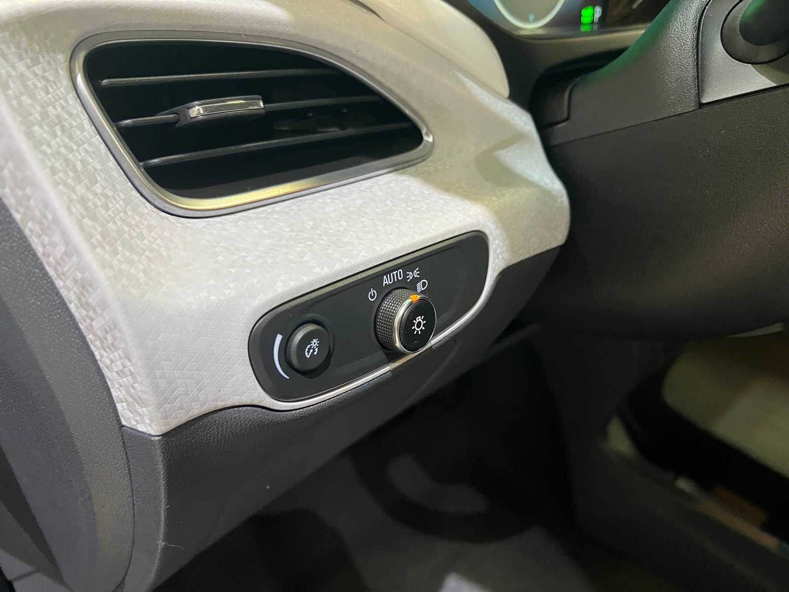 Thumbnail: 2019 Chevrolet Bolt EV - 16