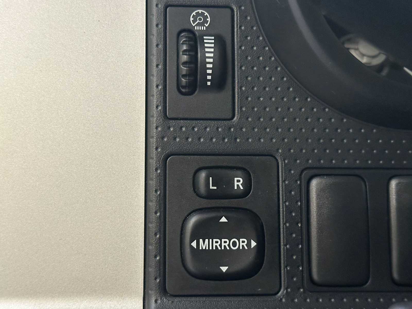Thumbnail: 2007 Toyota FJ Cruiser - 17