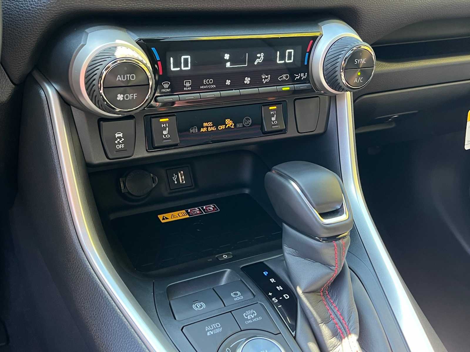 2025 Toyota RAV4 XSE 24