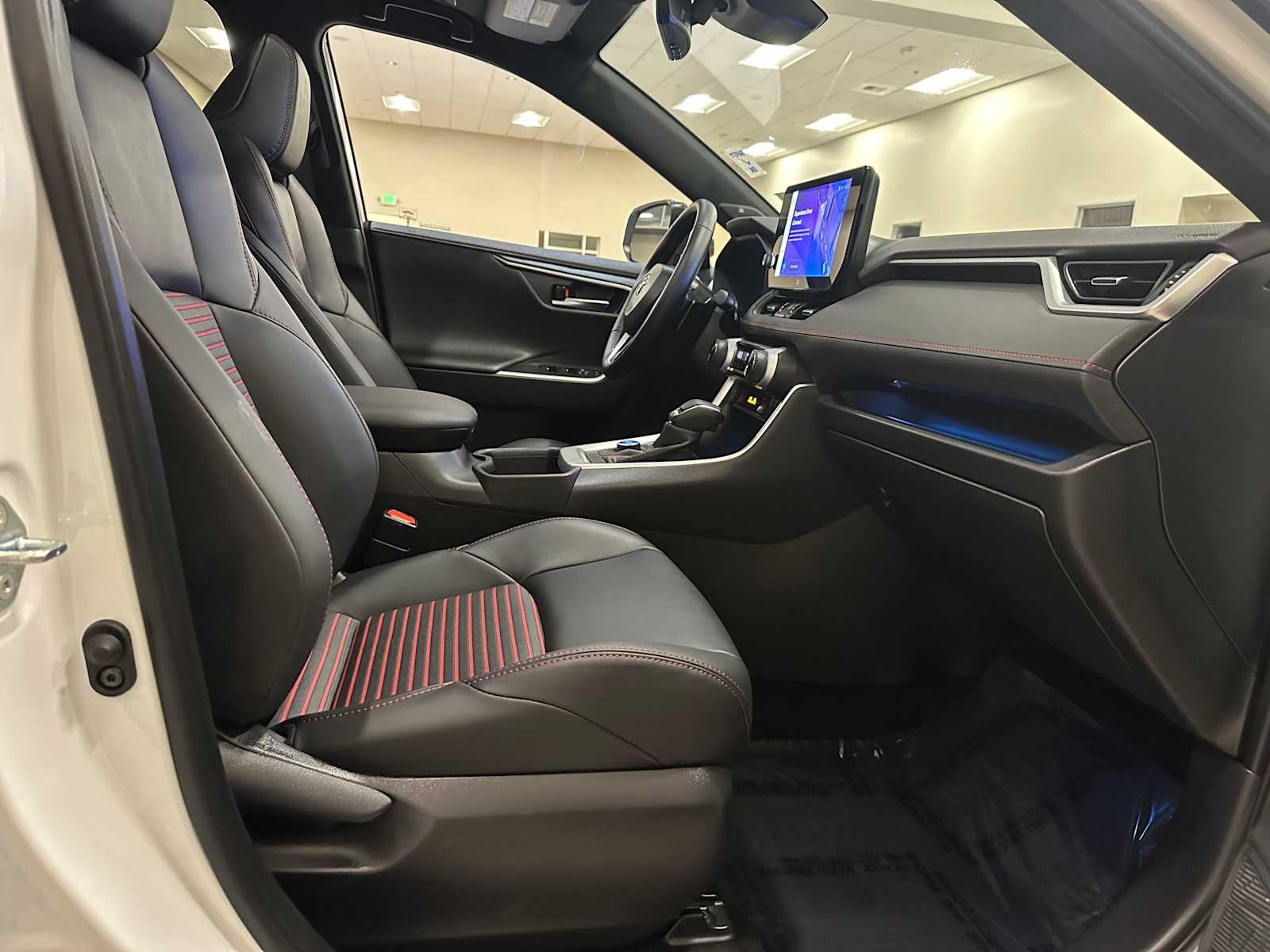 Thumbnail: 2025 Toyota RAV4 - 28