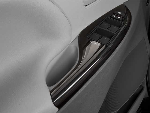 Thumbnail: 2014 Toyota Sienna - 13