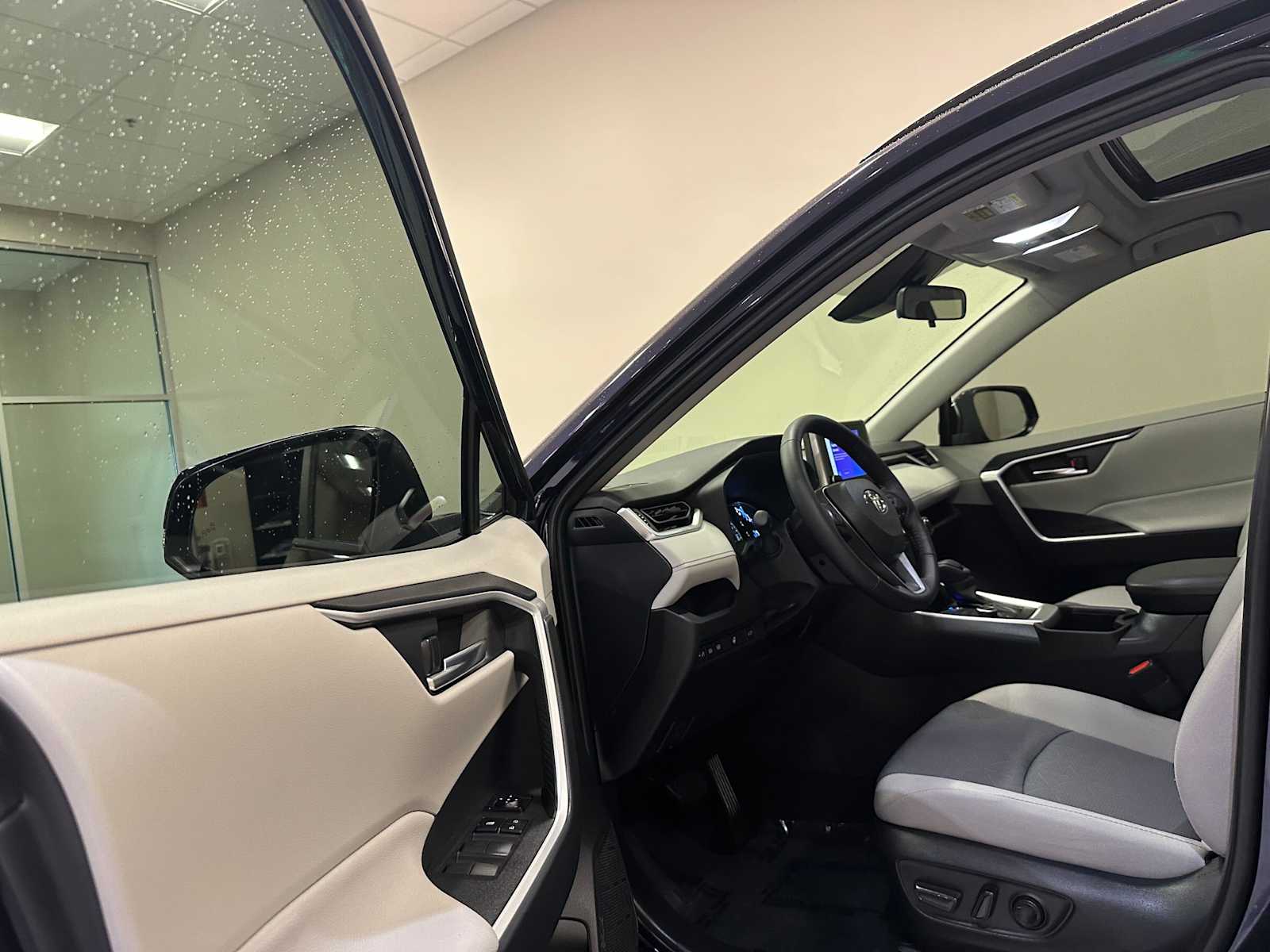 Thumbnail: 2025 Toyota RAV4 - 23