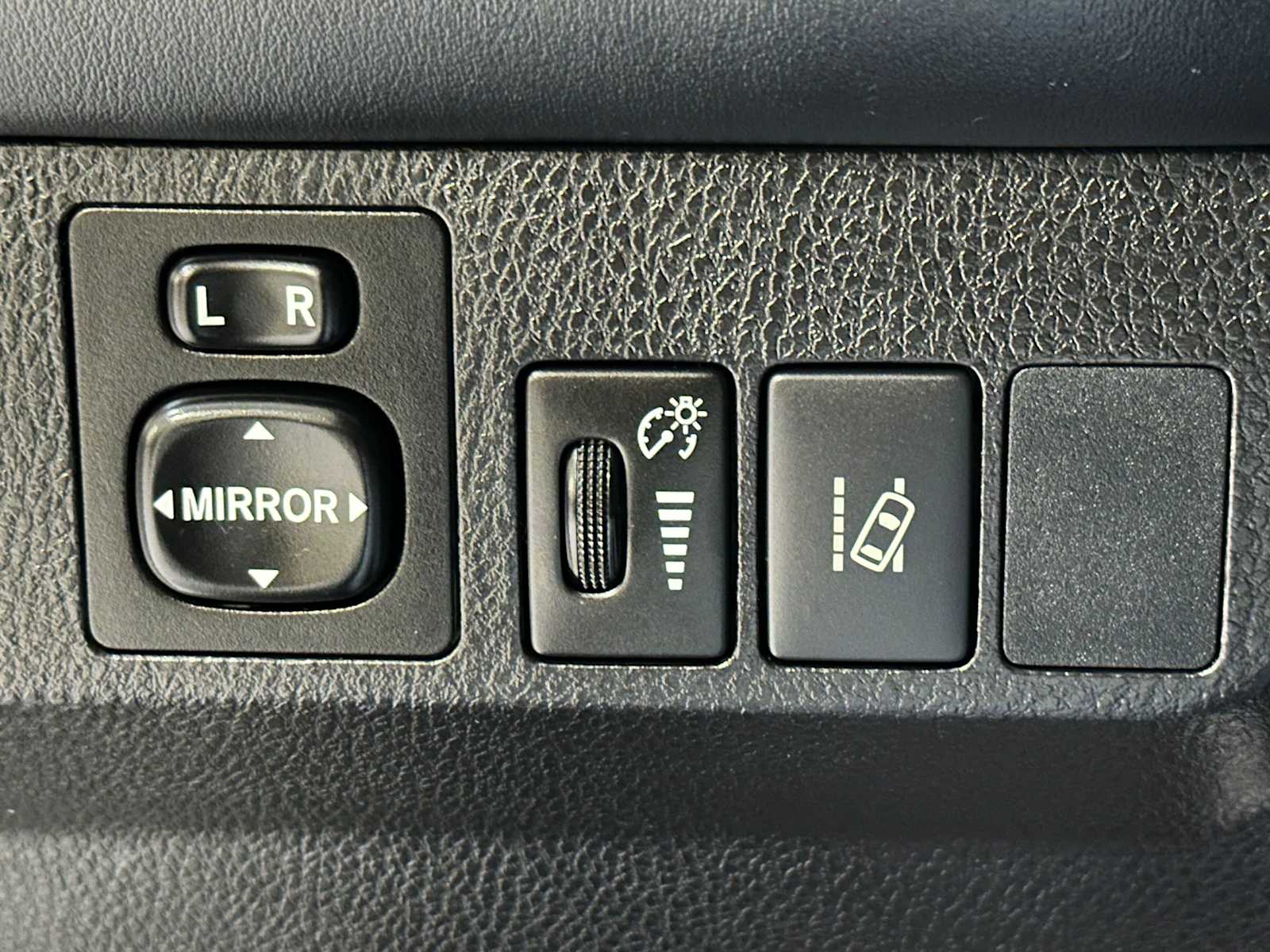 Thumbnail: 2017 Toyota RAV4 - 17