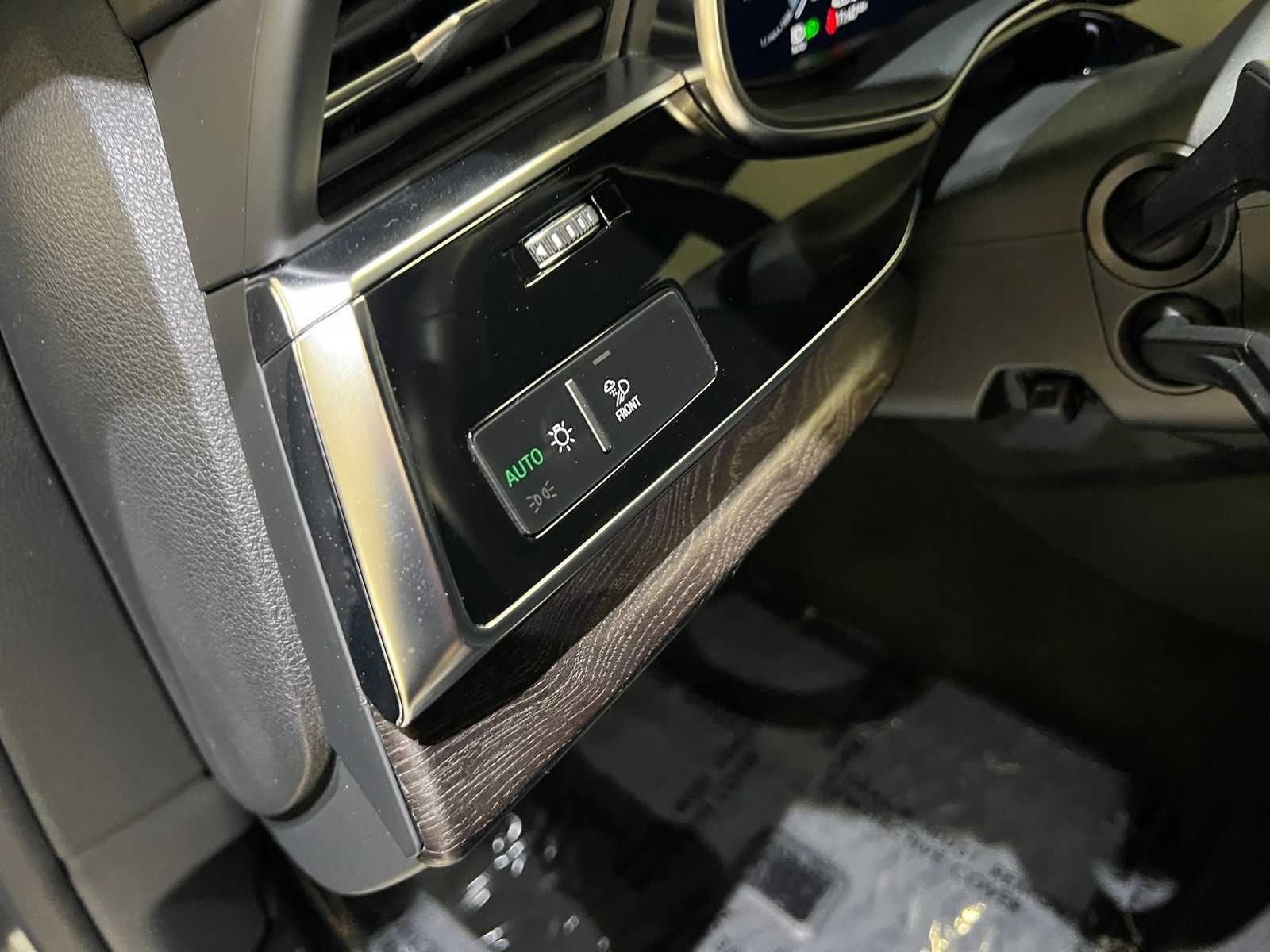 Thumbnail: 2020 Audi Q8 - 16