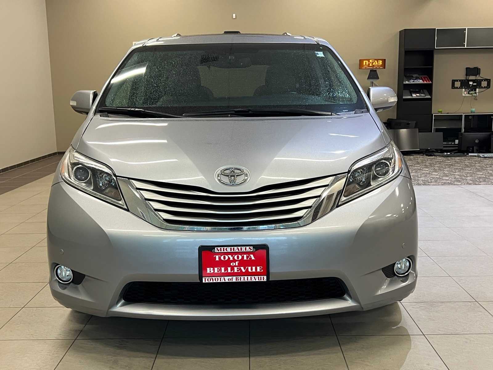 Thumbnail: 2017 Toyota Sienna - 8