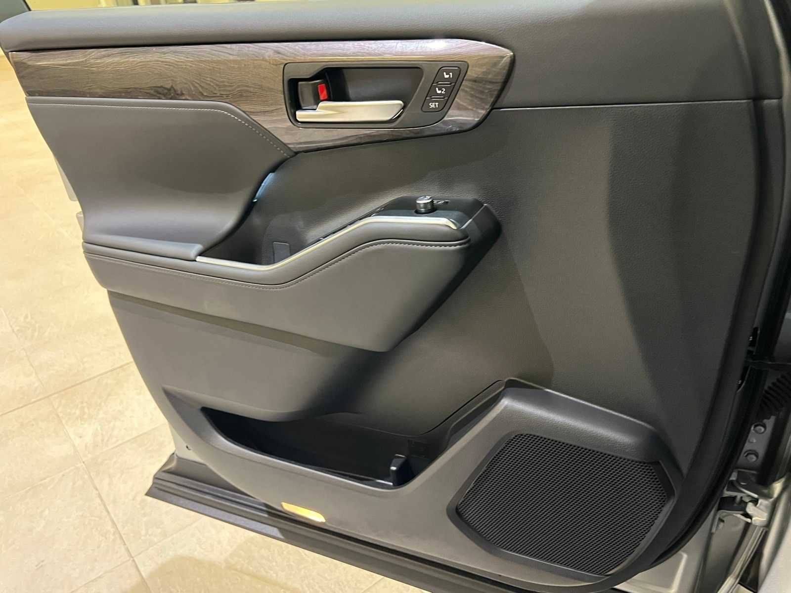 Thumbnail: 2025 Toyota Highlander - 18