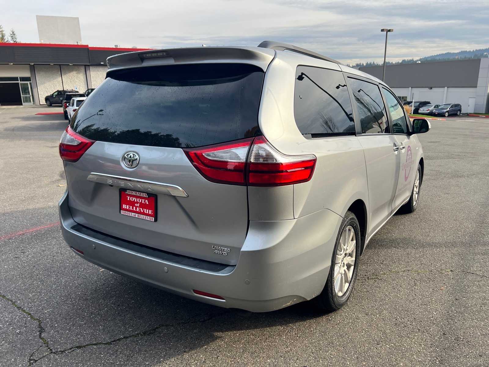 Thumbnail: 2017 Toyota Sienna - 8