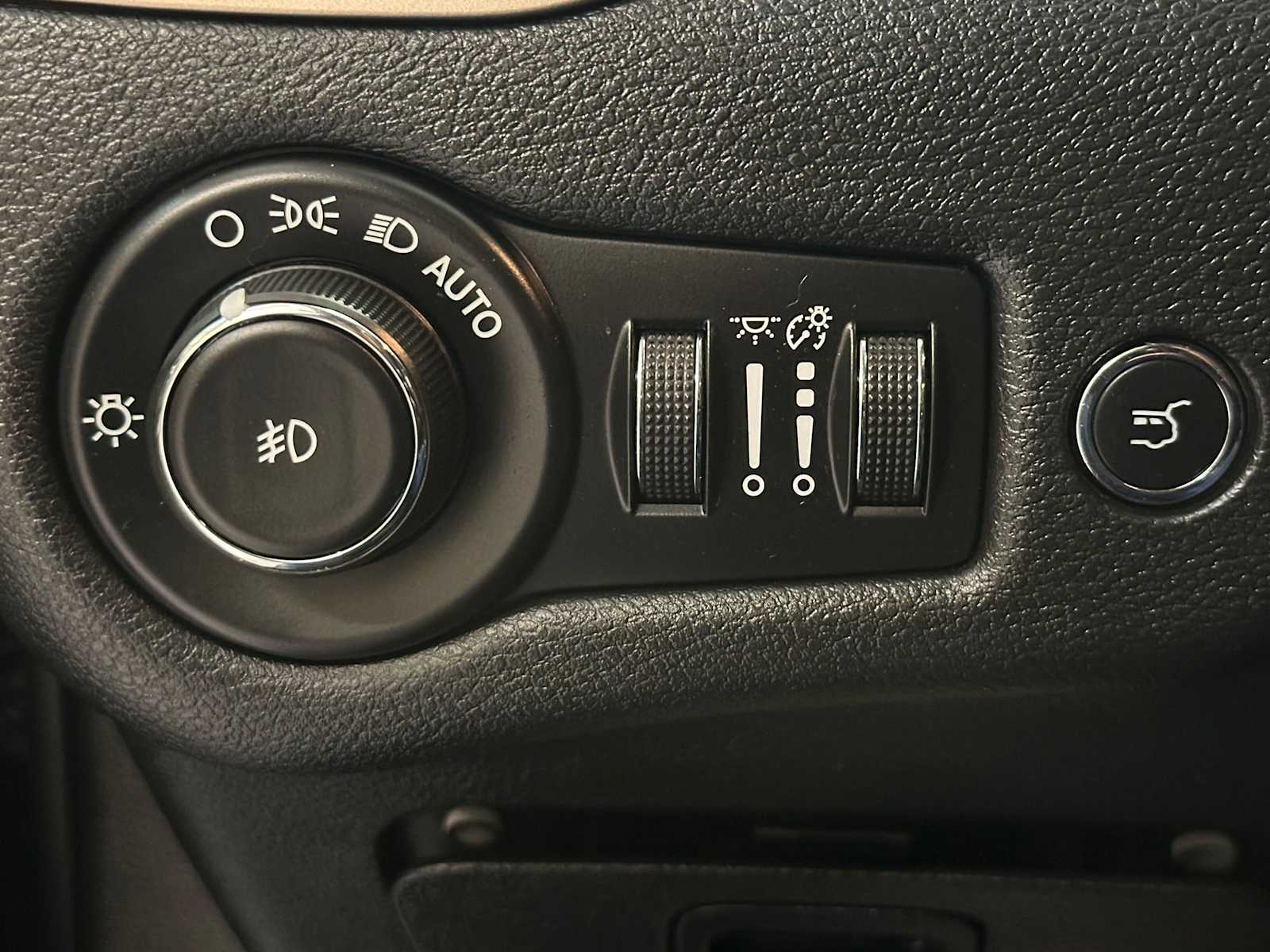 Thumbnail: 2015 Jeep Cherokee - 19