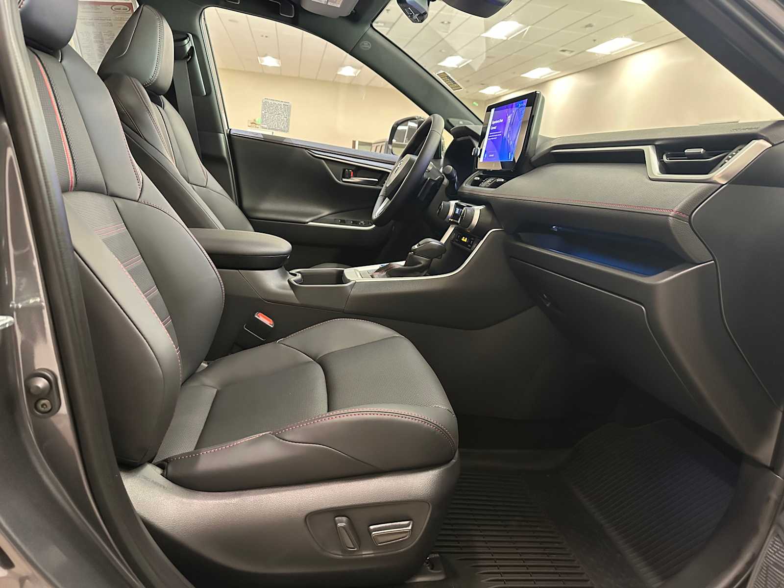 Thumbnail: 2025 Toyota RAV4 - 29