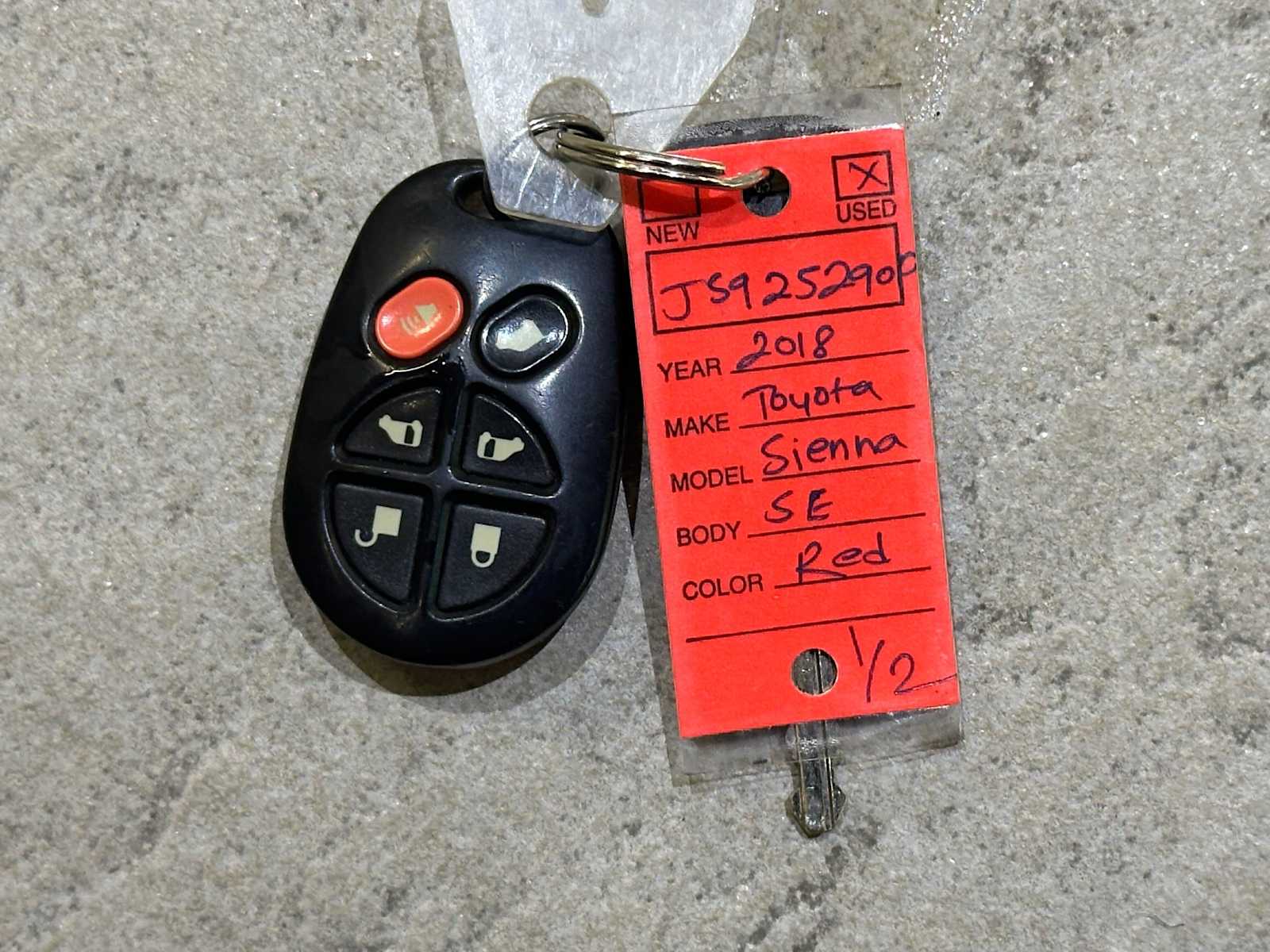 Thumbnail: 2018 Toyota Sienna - 30