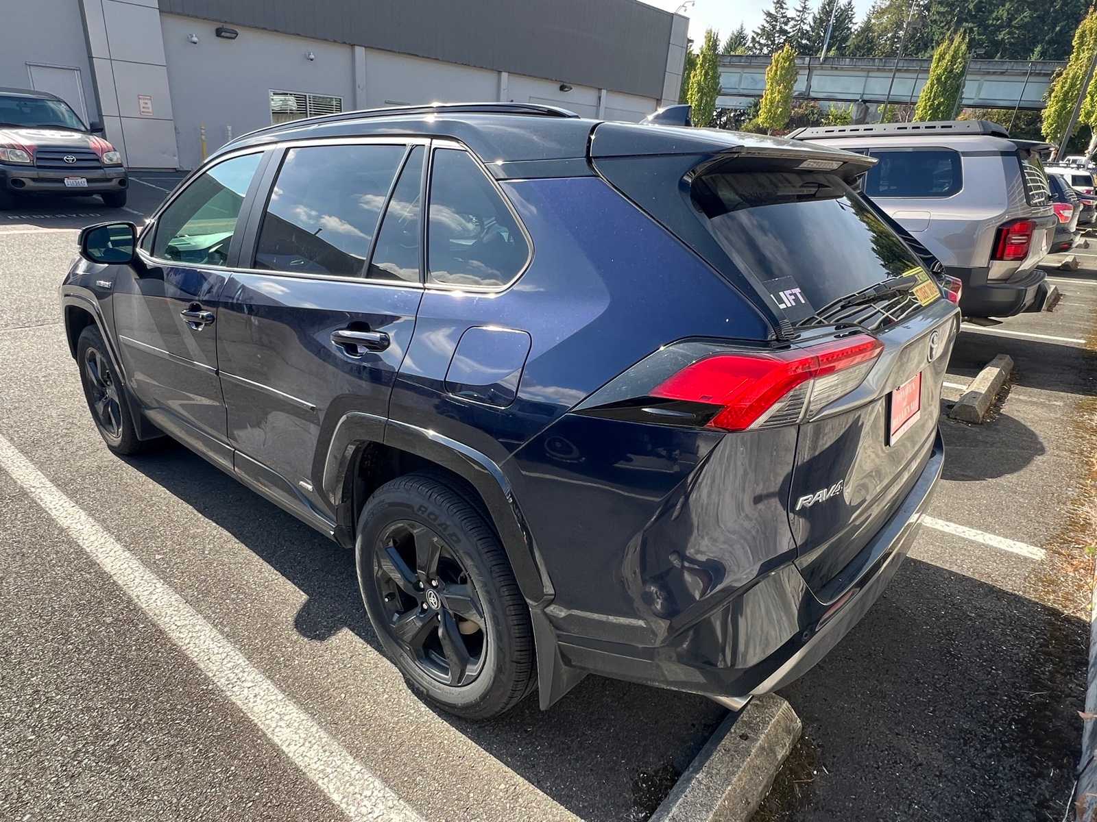 Thumbnail: 2020 Toyota RAV4 - 8
